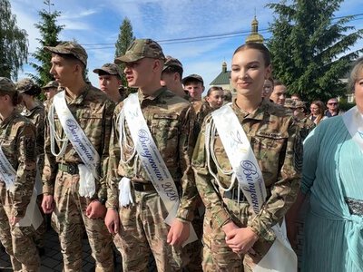 “Вірю, що тато повернеться”: як пролунав останній дзвоник у ліцеї №28 у Луцьку