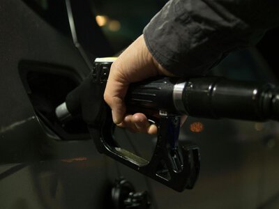 Величезні черги та дефіцит пального: що відбувається на АЗС у Криму