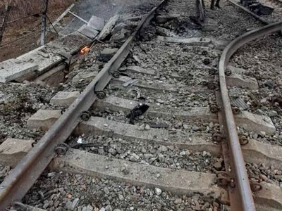 На Запоріжжі ворожий дрон вразив тепловоз: машиніст загинув, двоє поранених