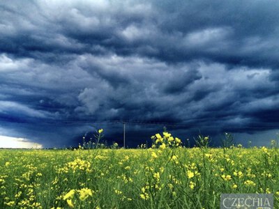 Штормове попередження: Чехію накриють потужні грози з градом та локальні повені