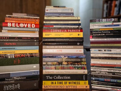 Понад 100 книжок з 13 країн: Мистецька Бібліотека у Львові отримала вагоме поповнення колекції