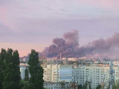 Масштабна пожежа спалахнула на території найстарішого НПЗ в росії після атаки
