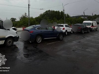 Одразу 4 авто зіштовхнулись на мосту біля Дріжджзаводу у Чернівцях: рух ускладнений