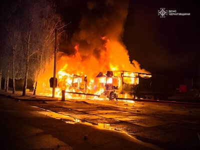 На Чернігівщині через атаку російського дрона загинув чоловік, згоріли сім вантажівок