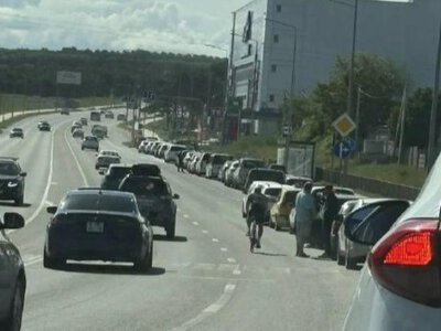 В Криму величезні черги на АЗС - пальне видають по талонам. ФОТО