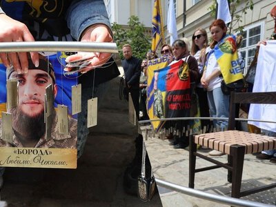 Чекає на свого Героя: у Львові сім'ї полонених і зниклих безвісти встановили крісло надії