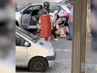 Не поділили дорогу: У Португалії розлючений велосипедист накинувся з кулаками на жінку прямо посеред вулиці. Відео