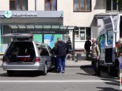 У Житомирі містяни провели двох побратимів: чоловіки з різницею у 20 років загинули в один день. ВІДЕО