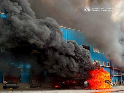 Росіяни атакували Дніпро: горять склади та автомобілі (відео)