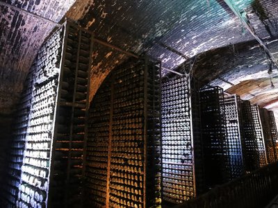 У Тбілісі відкрили винний склеп Сталіна: 40 тисяч пляшок продадуть заради нової школи