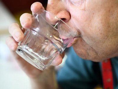 «Склянка води за 800 євро»: у Швейцарії пенсіонеру різко підвищили плату за догляд