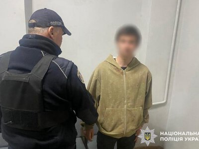 На Хмельниччині 19-річний молодик поранив знайомого ножем і віз його до лікарні в багажнику авто