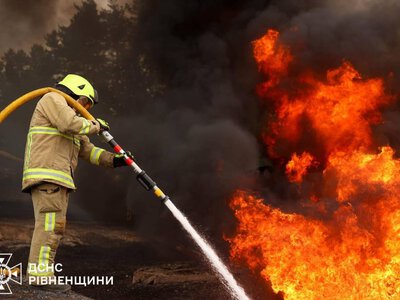 Рятувальники показали кадри ворожого удару по Рівненщині