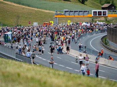 В Австрії тисячі людей на 8 годин перекрили трасу