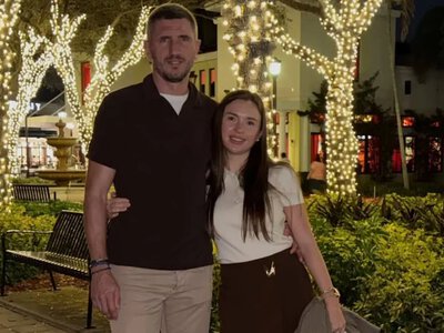 Милота. Дружина Кривцова поділилася кумедним домашнім відео з чоловіком і їхніми собаками