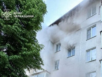 Трьох людей врятували черкаські рятувальники під час пожежі у багатоповерхівці