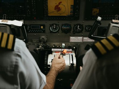 Жах у небі: пасажирів охопила паніка через серцевий напад у пілота (Відео)