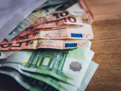 Світ поступово відмовляється від готівки