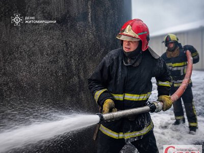 На Житомирщині ворог спалив склади підприємства — 37 рятувальників тягнули воду за пів кілометра