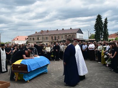 Пройшов найтяжчі ділянки фронту: Дубенська громада попрощалася із молодшим сержантом Олександром Стецюком
