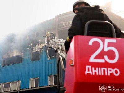 У Дніпрі під загрозою повторних обстрілів рятувальники ліквідували пожежу на площі 10 тисяч кв. м.