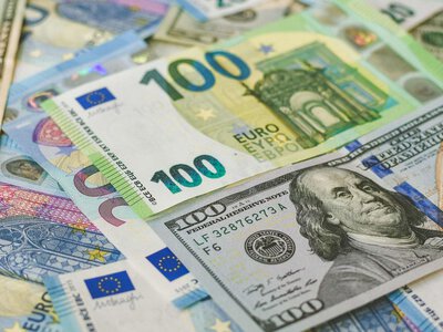 Обмінники розпочали літо з новим курсом: скільки коштують долар і євро тепер