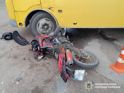 Розворот завершився лікарнею: у Черняхівській громаді автобус ПАЗ протаранив молодого мотоцикліста