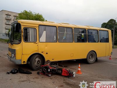 Аварія у Черняхівській громаді: під час маневру розвороту автобус «ПАЗ» зіткнувся з мотоциклістом, є поранений