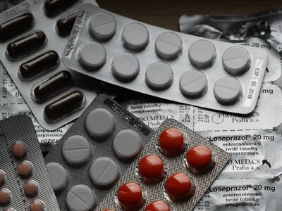 Безкоштовні ліки для пенсіонерів: як родичам отримати препарати за літню людину 