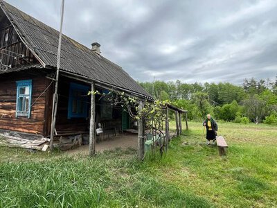 Садить город та носить воду з криниці: у 91 рік волинянка сама живе та господарює на хуторі
