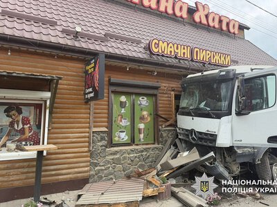 Смертельна аварія на парковці: вантажівка протаранила авто і врізалася в кафе
