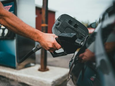 У Росії можливий дефіцит пального: як українські атаки на НПЗ б'ють по ринку Кремля