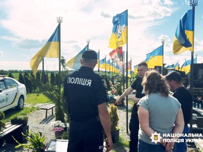 На Хмельниччині з могили Героя України Олексія Меся викрали кущі з квітами: поліція встановила підозрювану