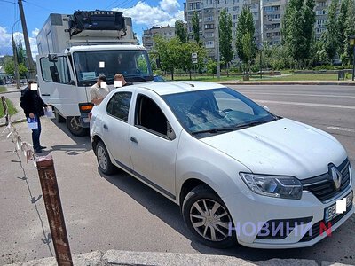 Вантажівка Mercedes зіткнулася з Renault у Миколаєві - утворився затор