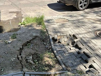 На тротуарі у Миколаєві ґрунт просів разом із бруківкою: мешканці скаражться на бездіяльність служб (фото)