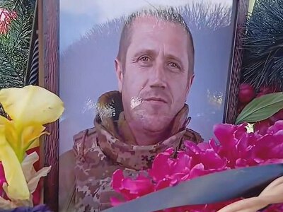На колінах та з квітами: на Миколаївщині попрощалися із захисником Андрієм Брендулею