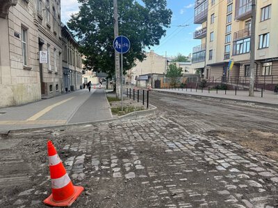 На вулиці Героїв УПА у Львові виявили історичну бруківку: чи вплине це на ремонт