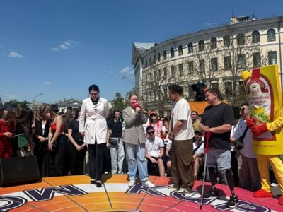 Лучанка заспівала на сцені «Караоке на майдані»