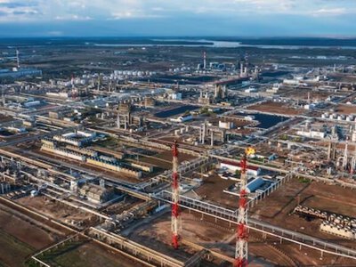 Волгоградський НПЗ Лукойлу призупинив переробку нафти після удару дронів