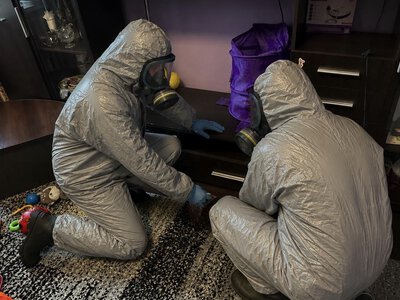У Коростені рятувальники в спецкостюмах очистили квартиру від розлитої ртуті
