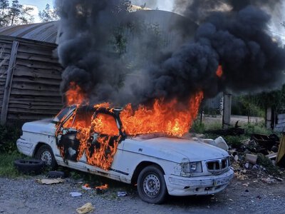 У приватному секторі Житомира підпалили автівку: палаюча «Волга» загрожує вибухом