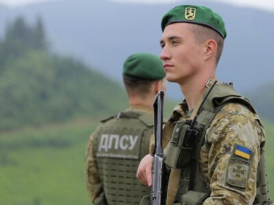 Чи впливають кредити та лікарняний на виїзд за кордон: пояснення МВС