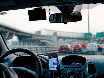 Поліція масово штрафує українських водіїв: “аварійка” стала пасткою, названо суми