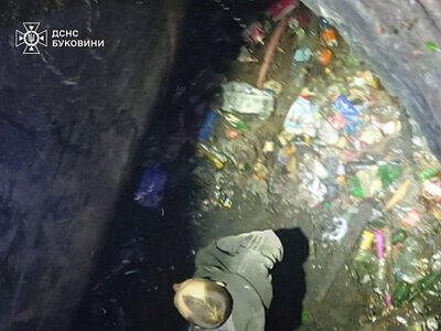 У Чернівцях чоловік упав у відкритий люк та п'ять днів провів там без їжі та води: його врятував випадковий перехожий