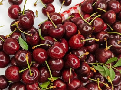 Черешня може нашкодити: кому варто бути обережним із літньою ягодою