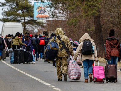 Гроші на повернення додому: які країни Європи готові платити українцям за відмову від статусу біженця