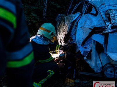 Трагедія у Коростенському районі: автомобіль злетів у кювет, з-під понівеченого авто рятувальники деблокували тіло загиблої жінки