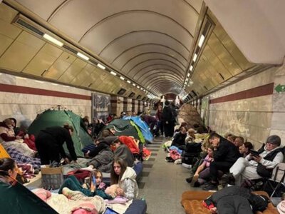 У метро Києва можуть заборонити намети під час тривог: через них бракує місця в укриттях