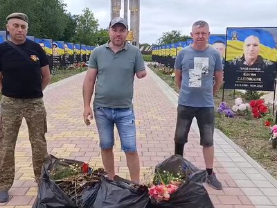 Попри ампутації, ветерани самостійно прибрали та привезли до сільської ради сміття з Алеї Слави на Білгород-Дністровщині