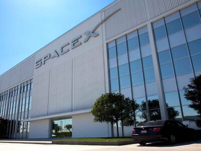SpaceX закликала ввести у США автоматичне зняття прив’язки телефонів до операторів через 180 днів